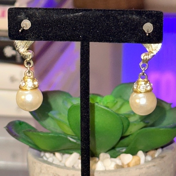 Vintage Pearl and rhinestone pierced earrings. Beautiful luster on pearls. - Picture 9 of 11